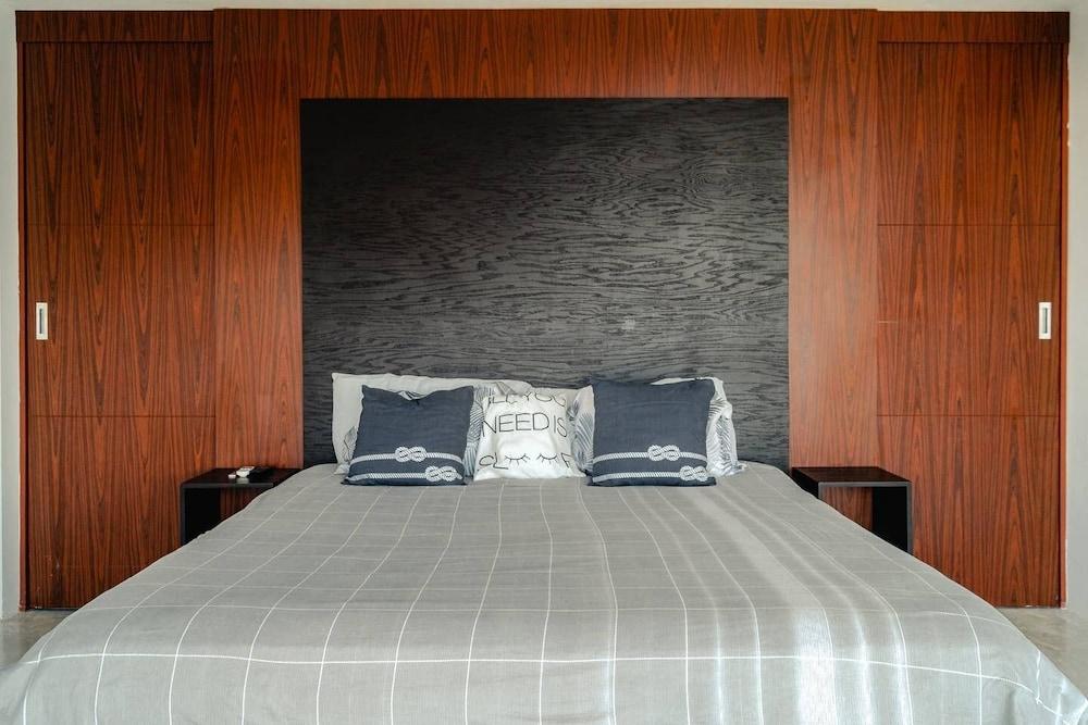 Breathtaking Beach Villa, Feel the Inviting Vibe!