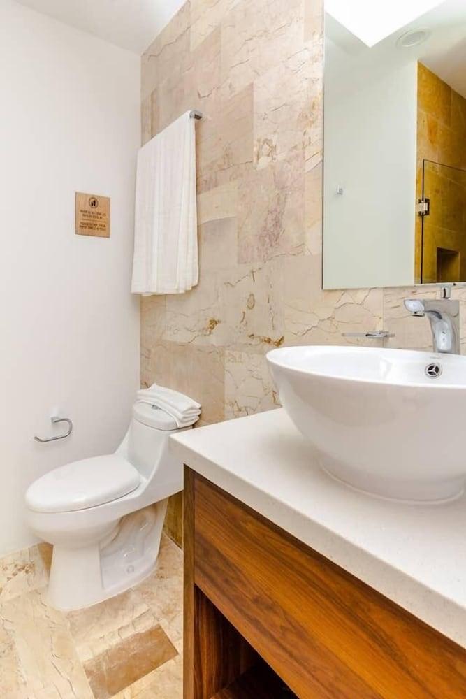 Brand New Studio! Steps From The Beach! AC! Best!