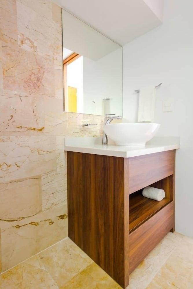 Brand New Studio! Steps From The Beach! AC! Best!