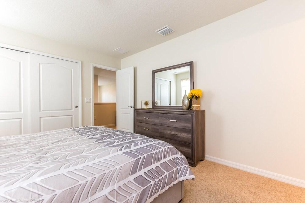 8875 Ultimate 8 Bedroom 6 Bathroom Windsor