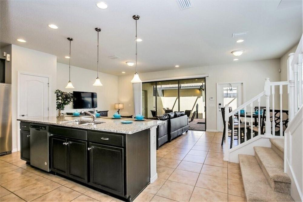 Adriatico Villa Windsor At Westside