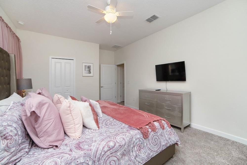 Cruden Villa Windsor At Westside 6