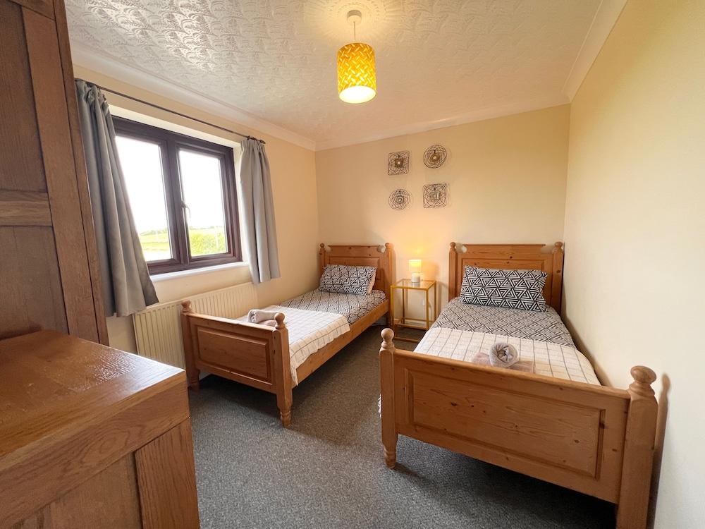 Detached Farmhouse 4 Bed/sleeps 9, Mountain Views!