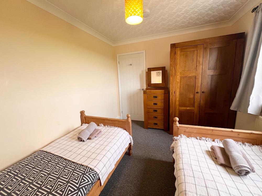 Detached Farmhouse 4 Bed/sleeps 9, Mountain Views!