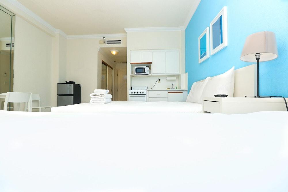 682 Hollywood Beach City View