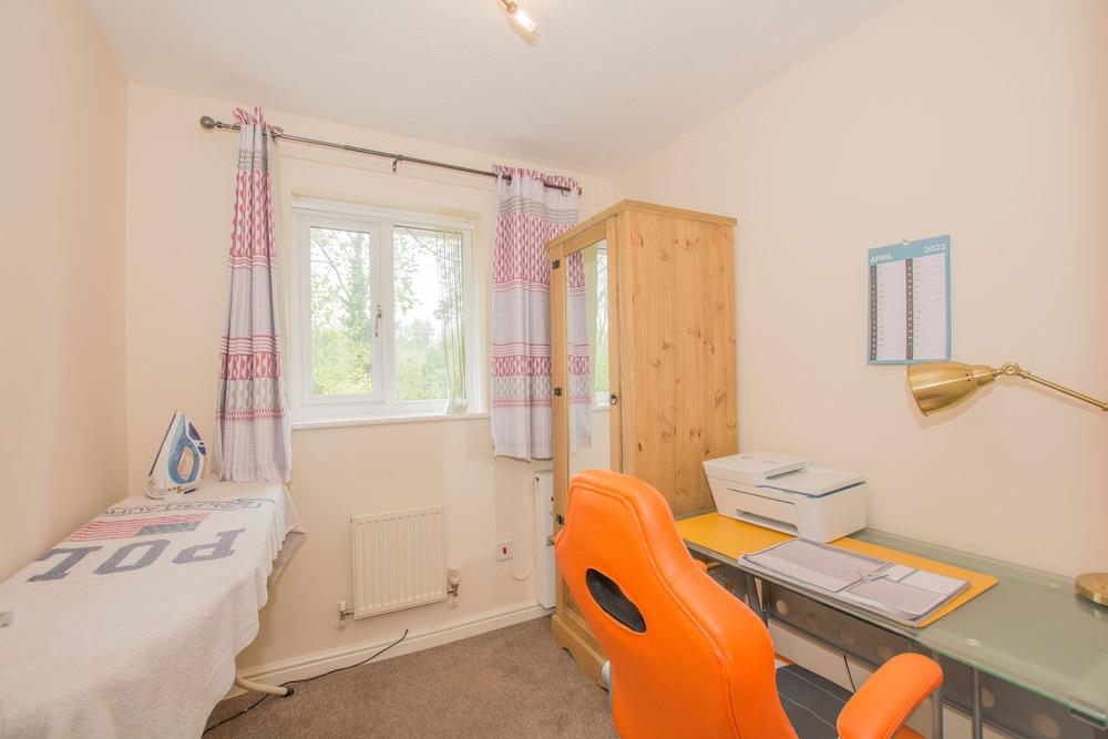 Modern 4 Bedroom Detached House in Cardiff