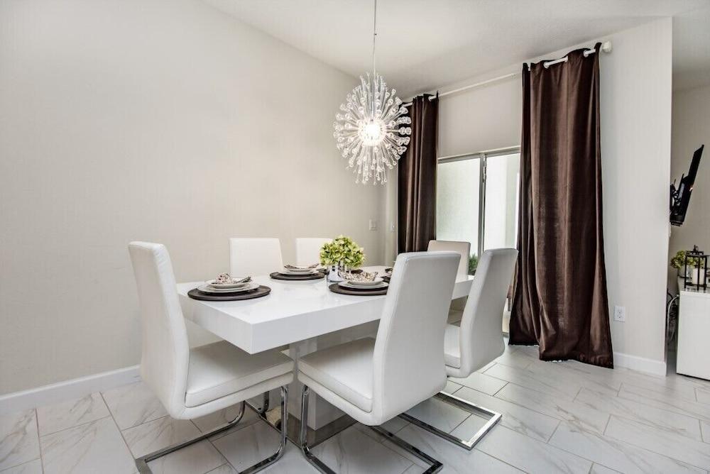 4 Bedroom 3 Bathroom Townhome w Pool