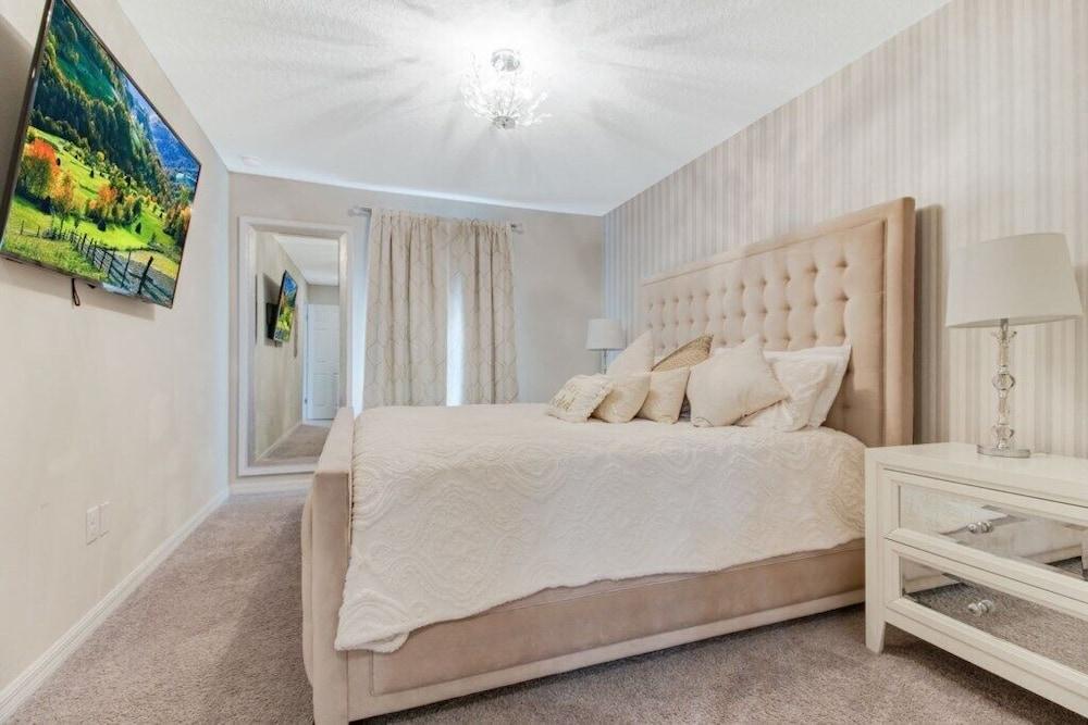 Incredible 5 bed 4 Bath With Private Pool 1598