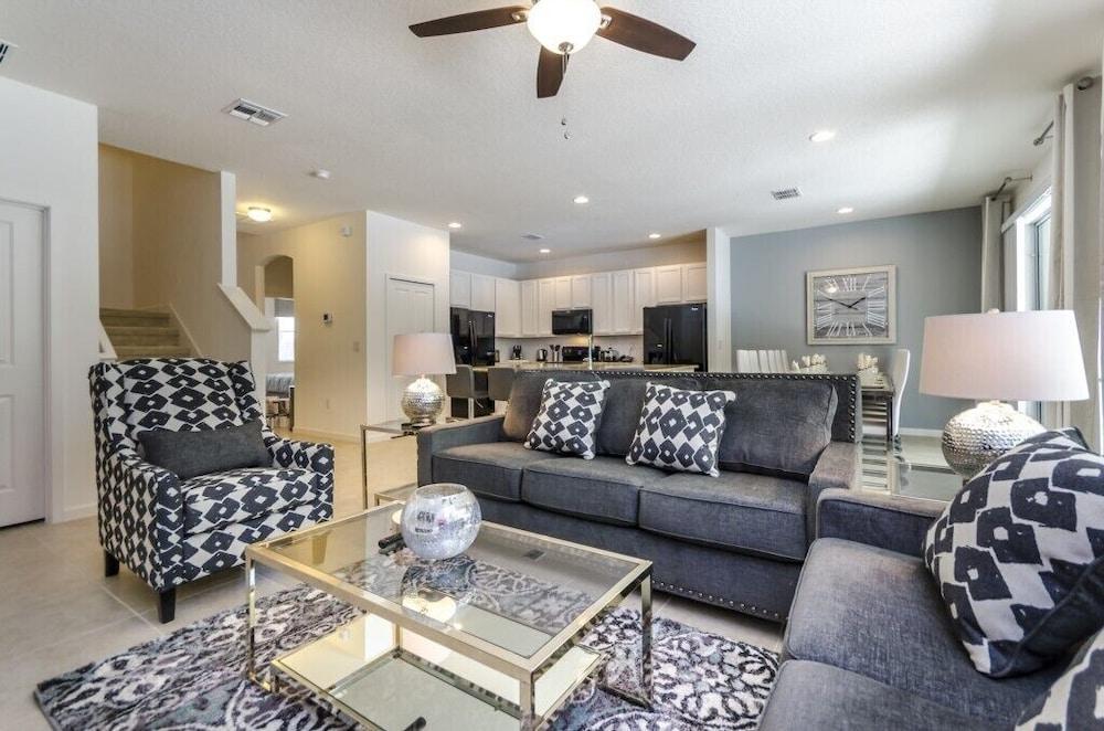 8 Bdrm 5 Bath Bella Vida Resort