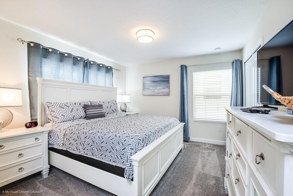 5 Bedroom 4 Bathroom Storey Lake