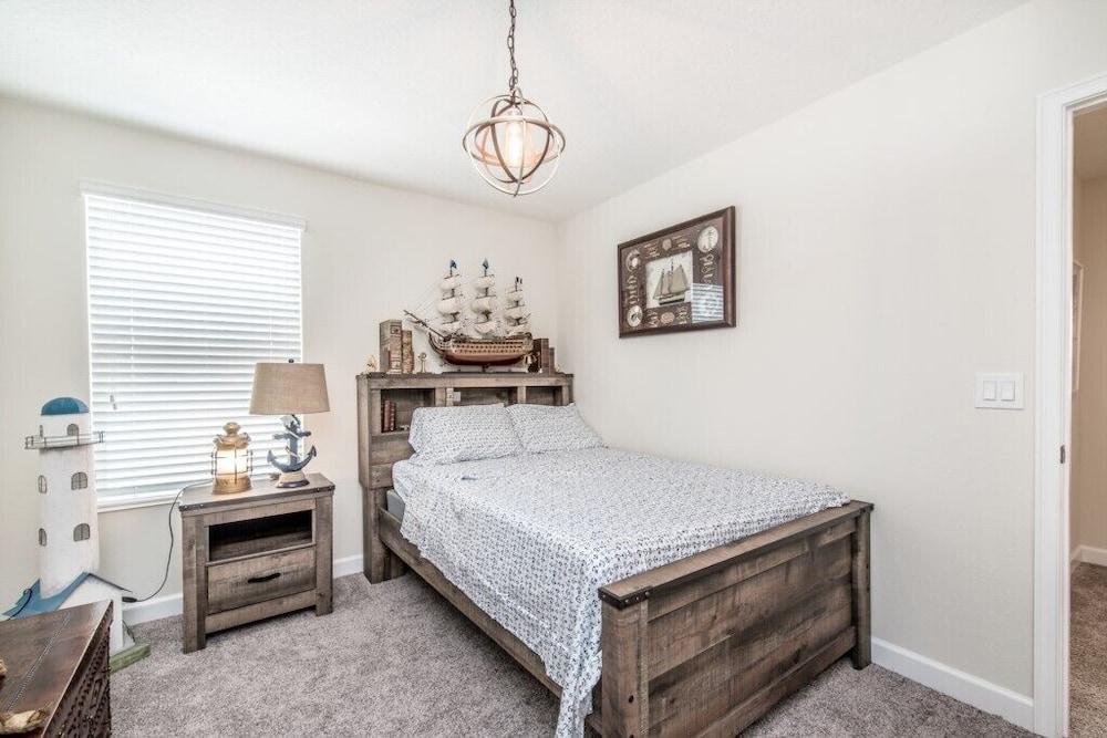 6 Bed 5 Ba Villa with Pool, Spa & Lake View