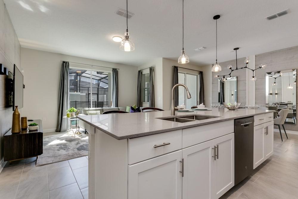 4bed 3Ba Storey Lake Home w. Pool