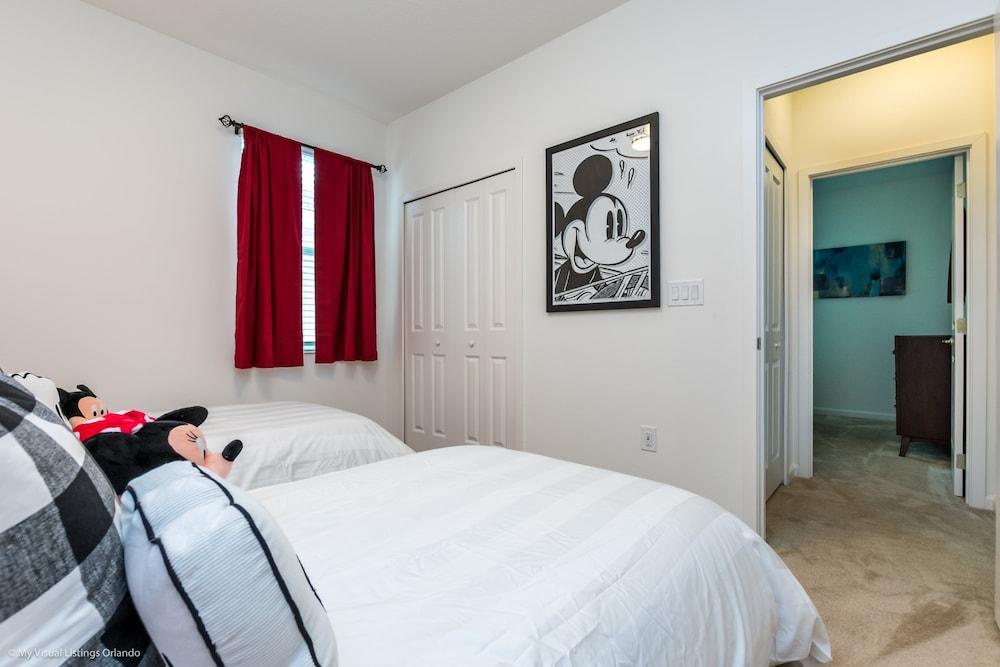 Modern 8 Bdrm 5 Bath Villa