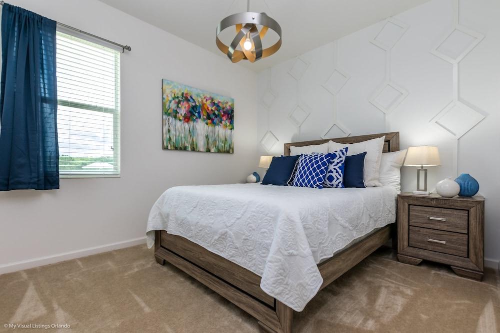 Modern 8 Bdrm 5 Bath Villa