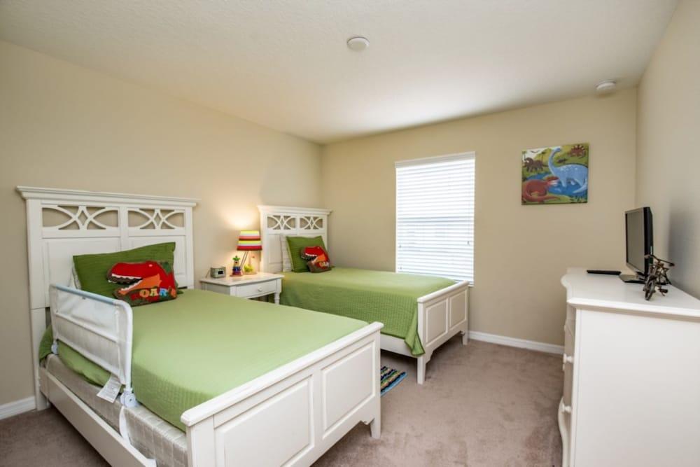 4 Bedroom 3 Bathroom Town Home With Pool