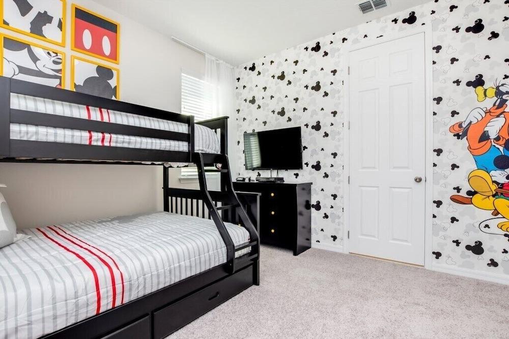 9 BD 6.5 BH House Villa