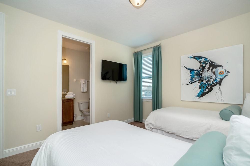 Family Friendly 8 Bed Villa with Pool & Spa