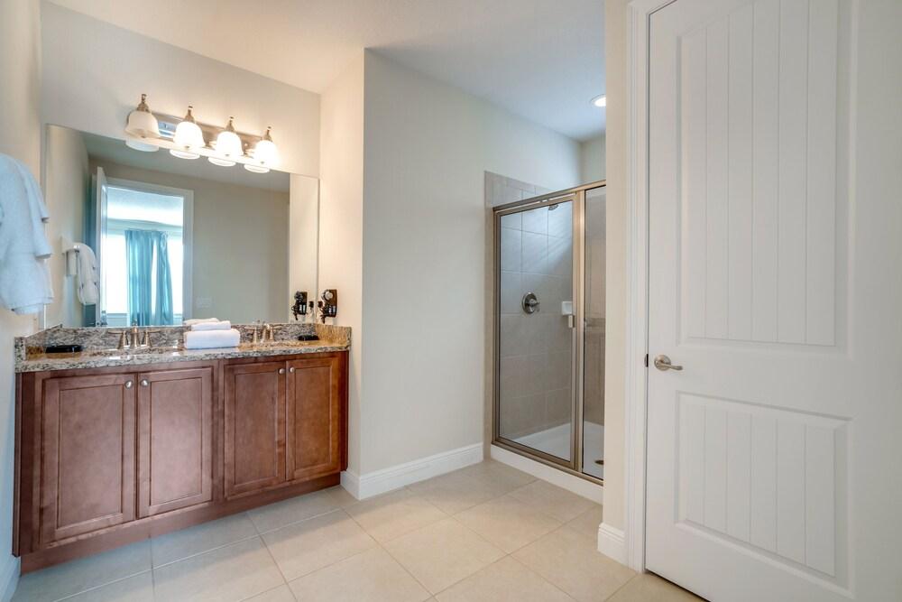 Family Friendly 8 Bed Villa with Pool & Spa