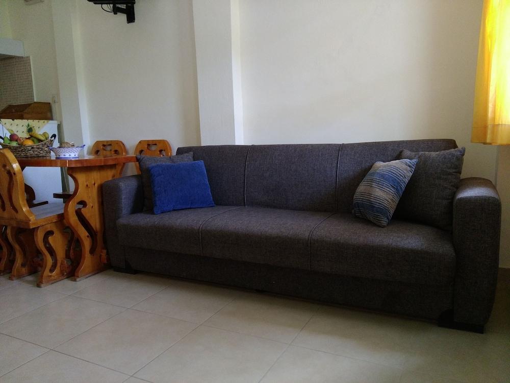 Spaceful Apartment With Veranda 'n Garden