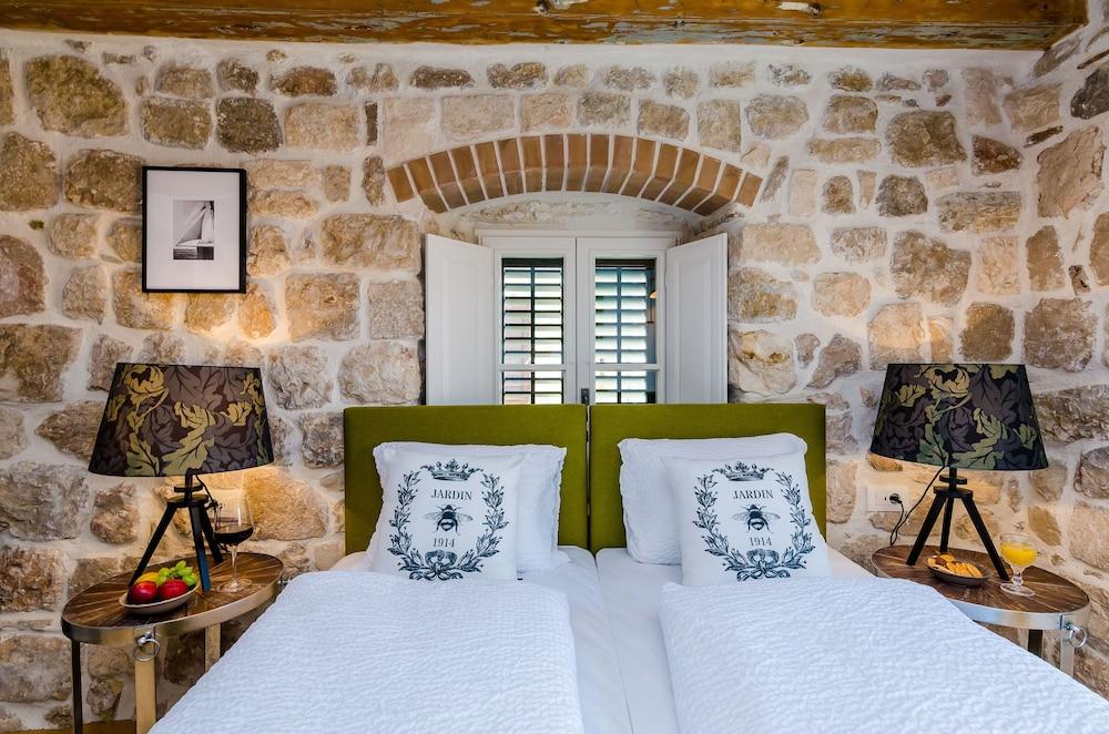 Villa Monte Santo by DuHomes