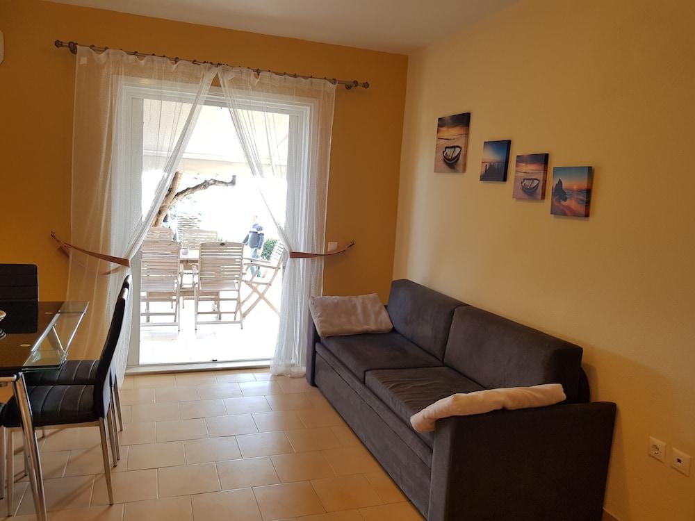 Glyfada Beachfront Housel Ab4g