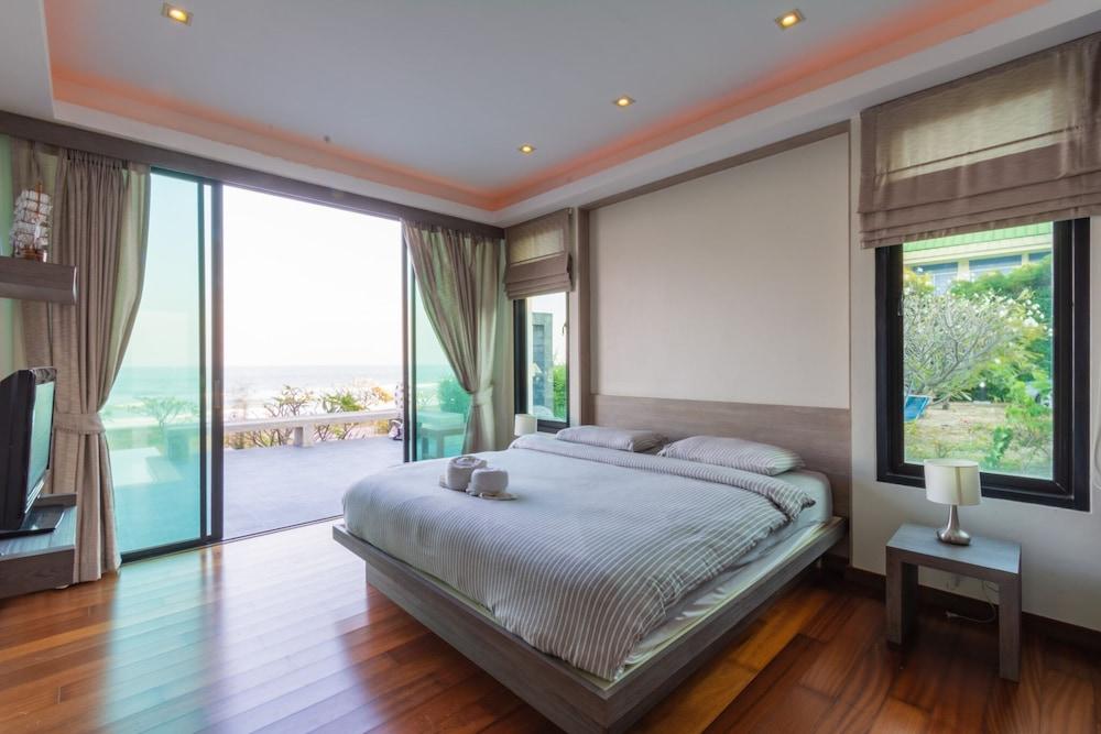 Beach Front 4 Bedroom Pool Villa RV