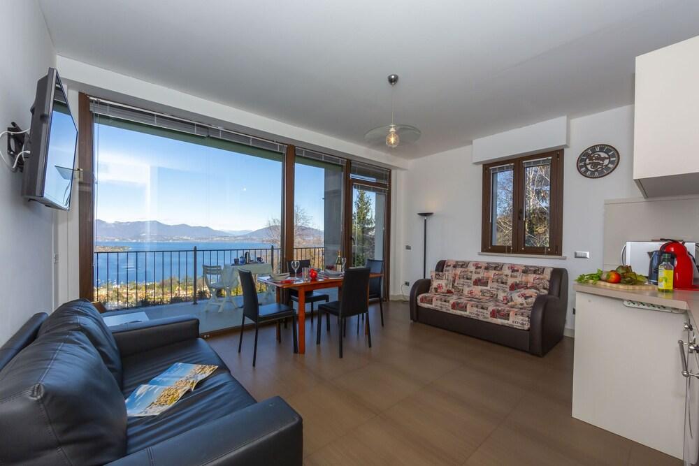 Sole di Meina Pool and Lake View