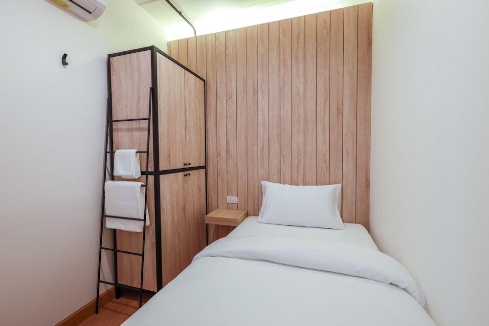 Siam Subway Hostel and Café