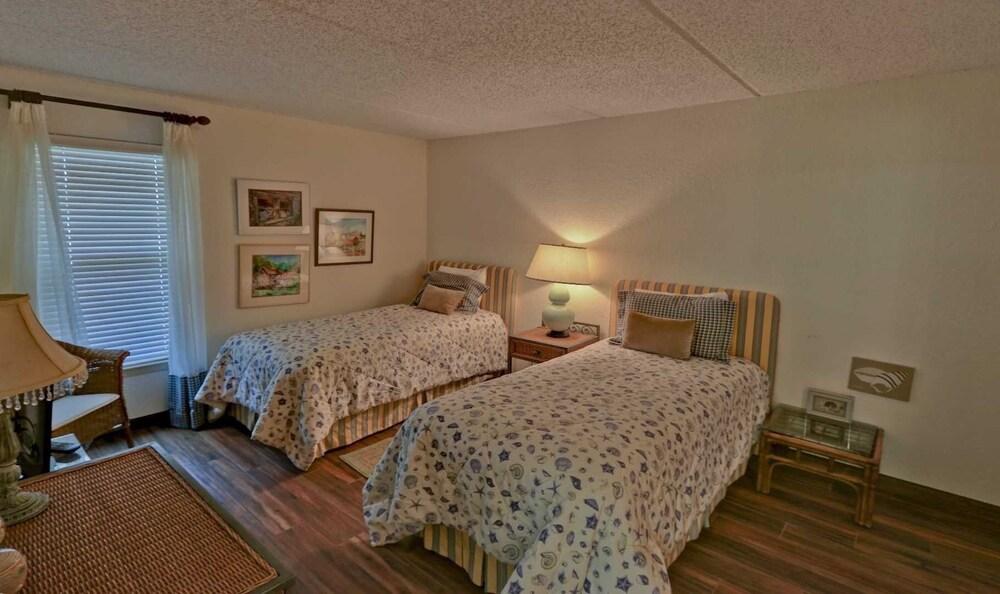 Embassy 202 2 Bedroom Condo by Redawning