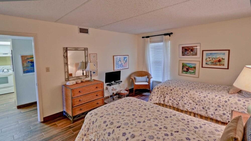 Embassy 202 2 Bedroom Condo by Redawning