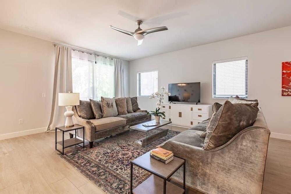 City Luxury Oasis! 3 Level Condo With 360 Roof!