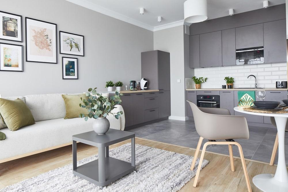 Metro Imielin 9th Floor Apartment