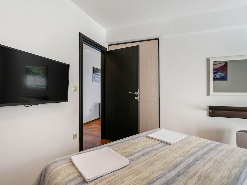 Pleasant Apartment in Drvenik With Balcony