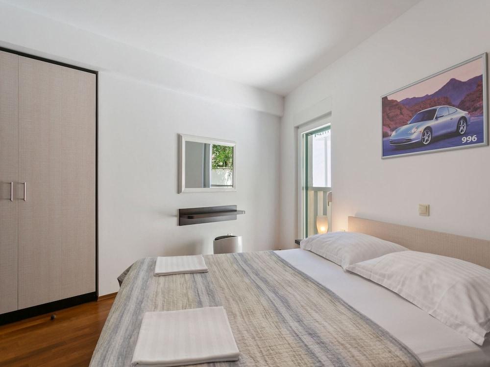 Pleasant Apartment in Drvenik With Balcony