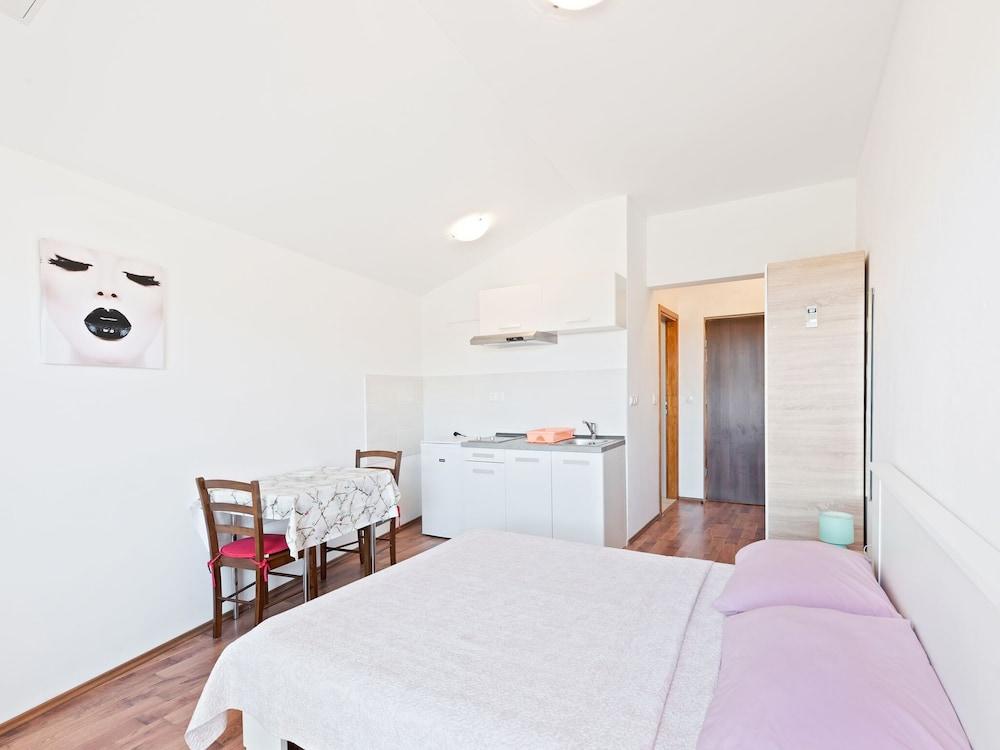 Delightful Apartment in Posedarje With Balcony