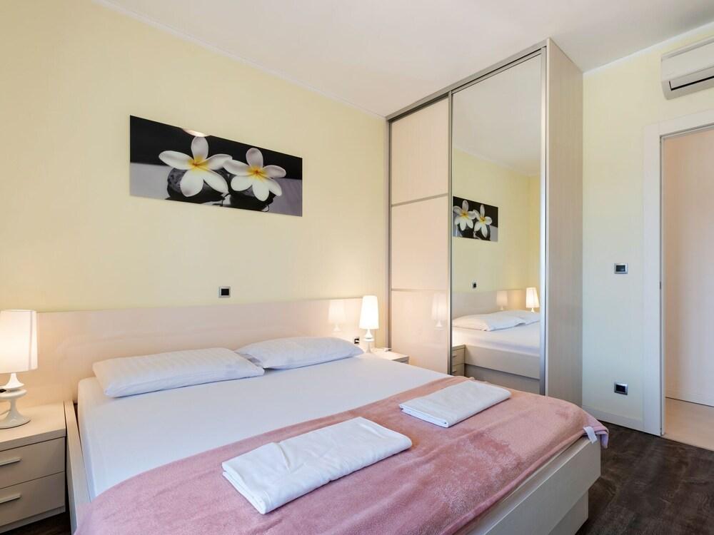 Luxurious Villa in Splitska With Swimming Pool