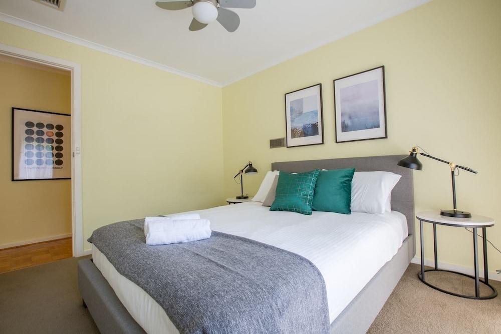 Spacious Comfortable Home in Wheelers Hill+pool