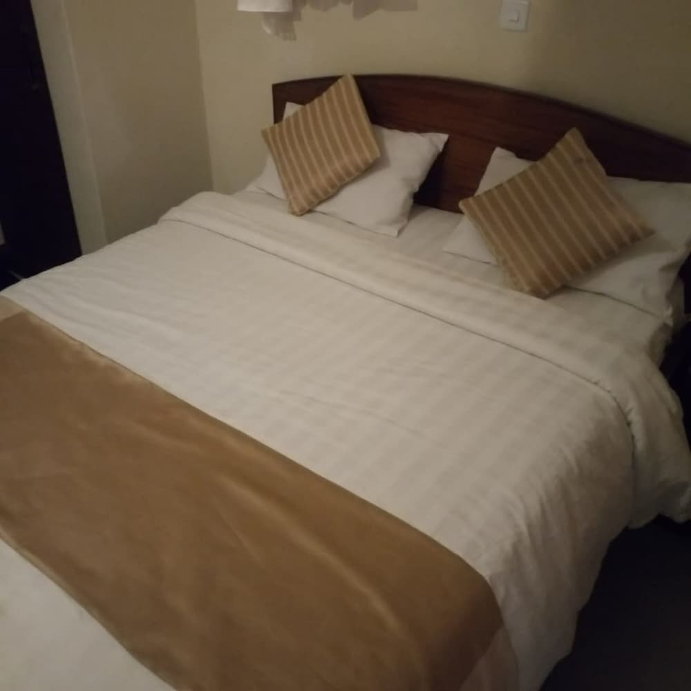 Skyline Hotel & Suites