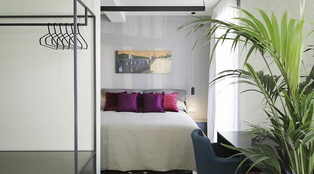 The Gem Society Hotel