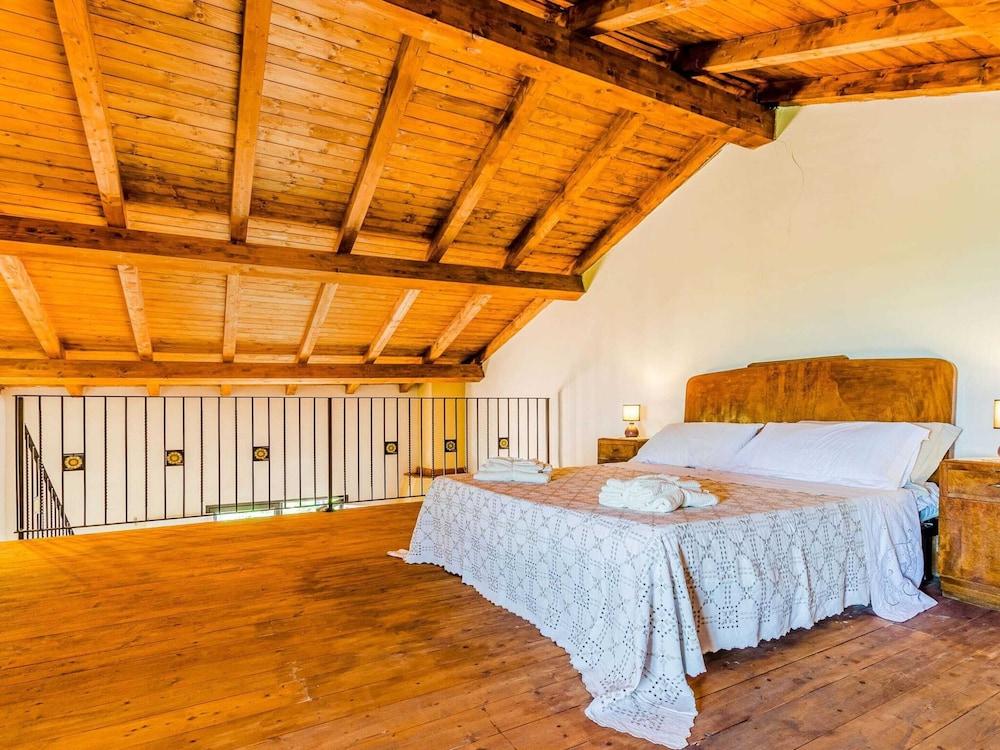 Charming Villa With Pool and Panoramic Surroundings