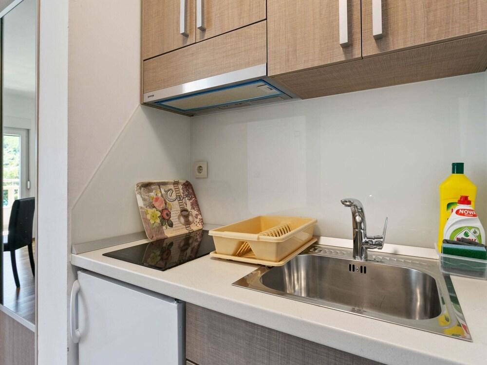 Boutique Apartment in Drvenik With Balcony