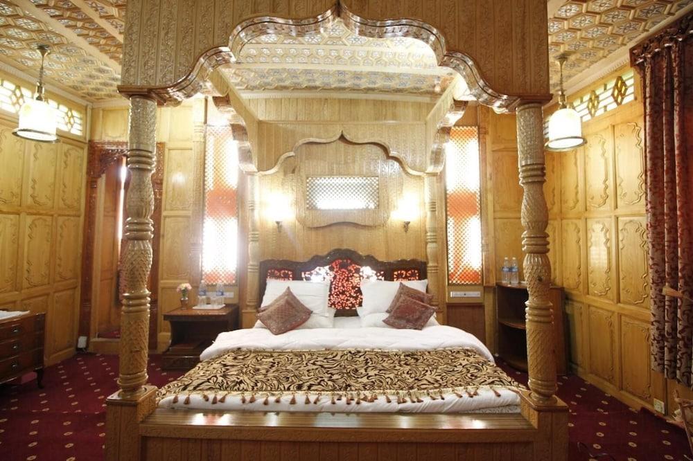 Meena Group houseboats