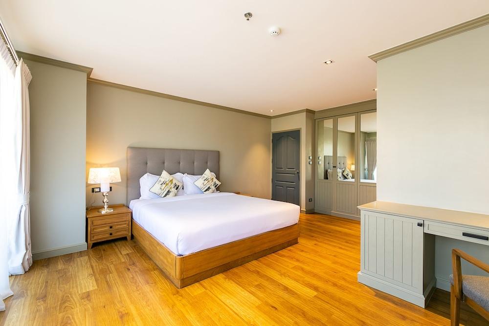 Your Private Oasis Stylish 2br With Spacious Living Room and Pool Access