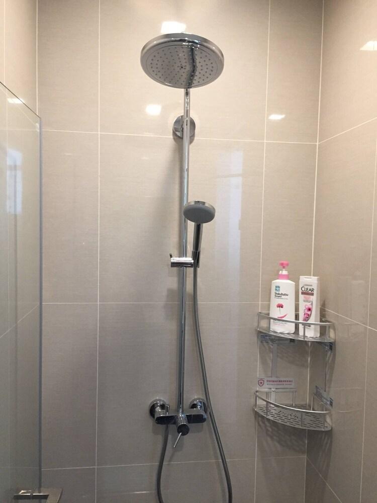 Price2 Space4, 500m Bts, Rooftop Pool, High Speed Wifi