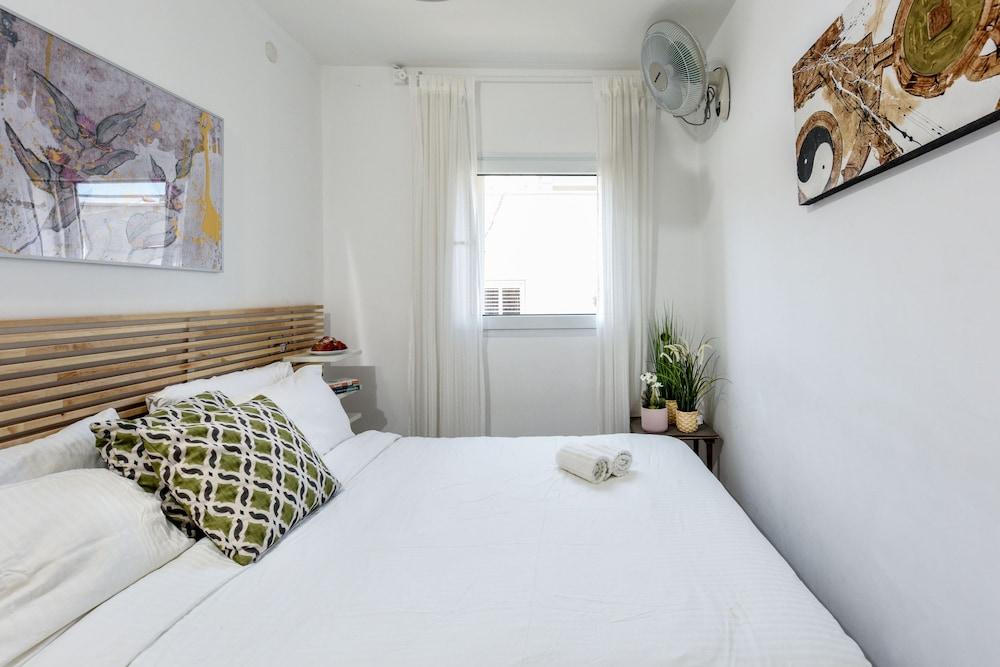 Modern Loft Retreat with Rooftop by Sea N Rent