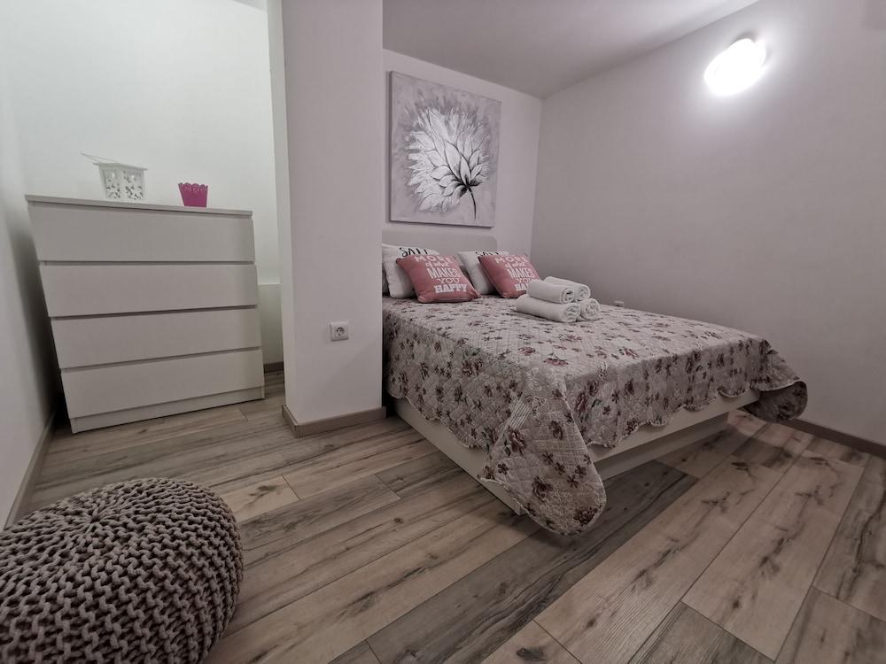 Explore old Town and all the Beauties in Omiš Staying at Apartment Olmissum