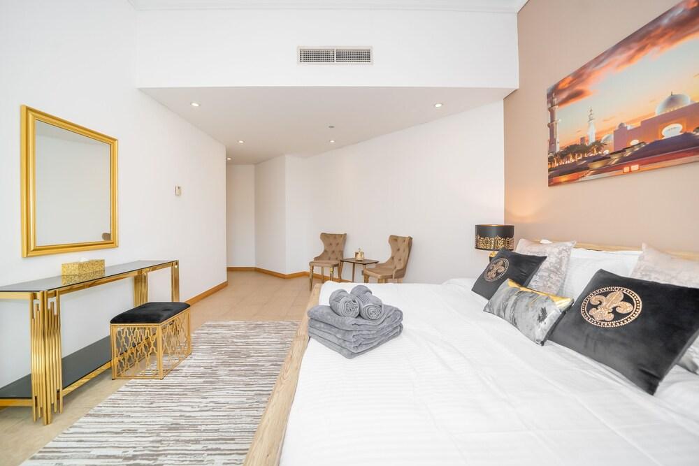 Luton Vacation Homes - Shoreline Apartment, Beach Access