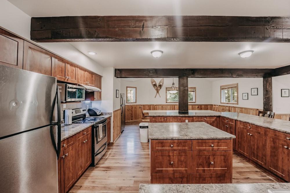 Mt Baker Lodging Cabin 3 is a Very Large Cabin on Acreage