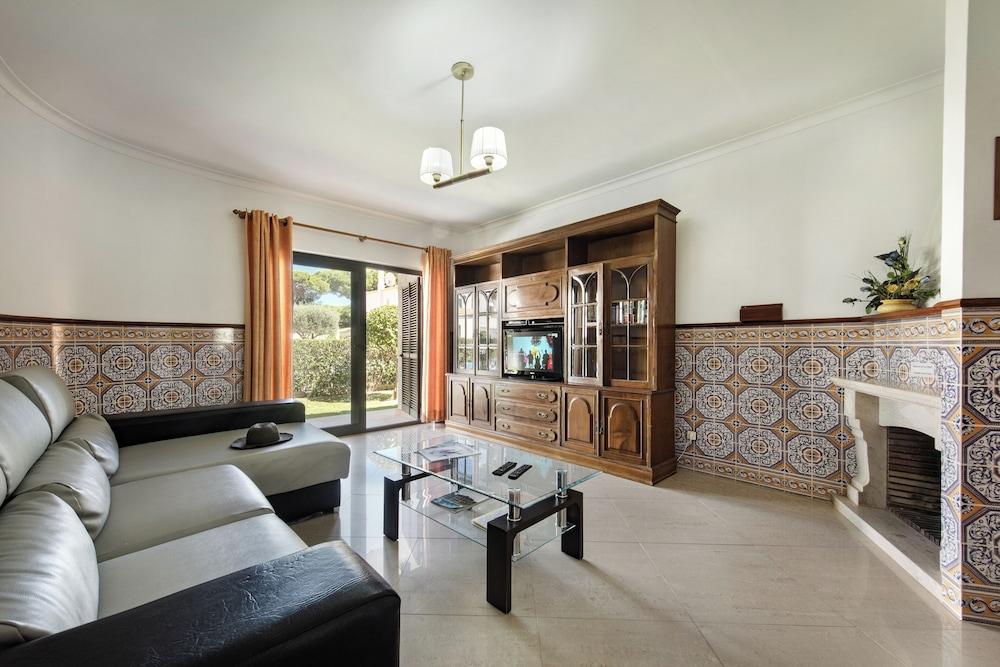 Residential Cul-de-sac Walking Distance to Centre, Private Pool, Free AC & Wifi