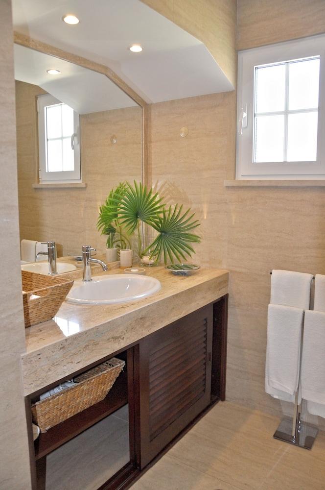 Fantastic for Family Gatherings, Optional Pool Heating, Free Air Con & Wifi